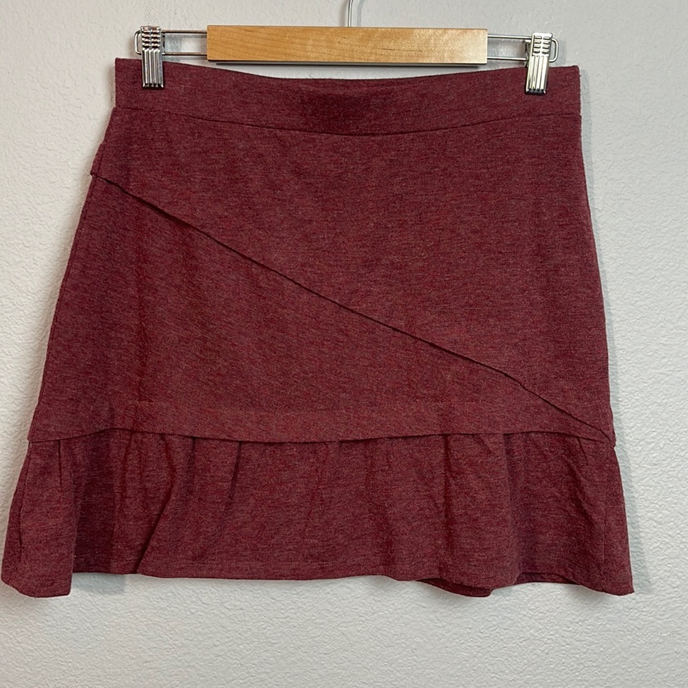 Women’s Ruffle Hem Stretch Skirt in Wine